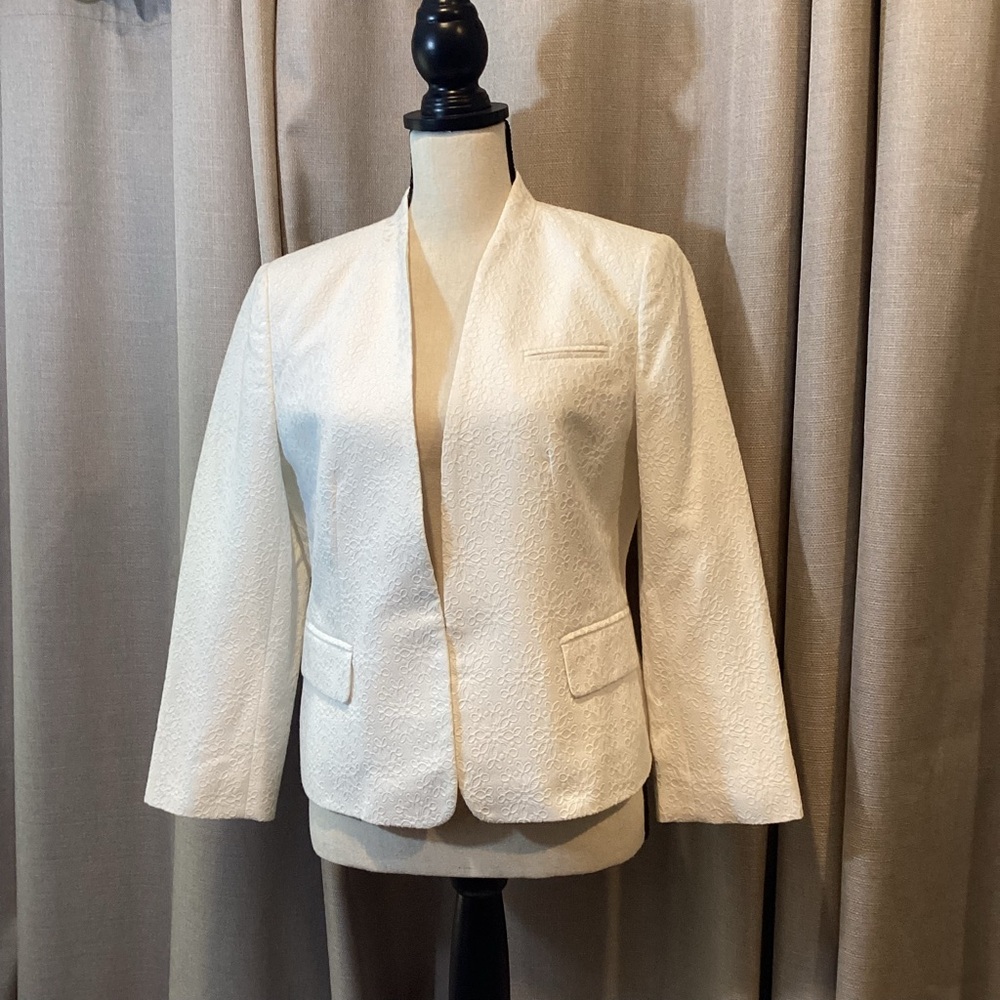 Anne Taylor White lined blazer. Lightly used.